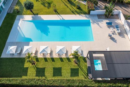 - une vue sur la piscine dans la cour dans l'établissement Villa Greta, à Fiumefreddo di Sicilia