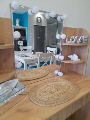 - une table avec un miroir avec le mot amour dans l'établissement Golden Paradise 007 Helio 66, au Cap d'Agde