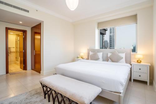 Un dormitorio blanco con una cama grande y una ventana en Urban 3BR at Al Mesk Tower Dubai Marina, en Dubái