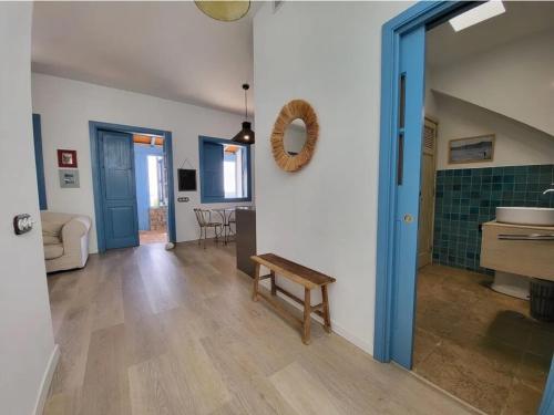 una sala de estar con puertas azules y un banco en Villa Delicias en Melenara