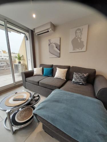 un salon avec un canapé et une table dans l'établissement Golden Paradise 007 Helio 66, au Cap d'Agde