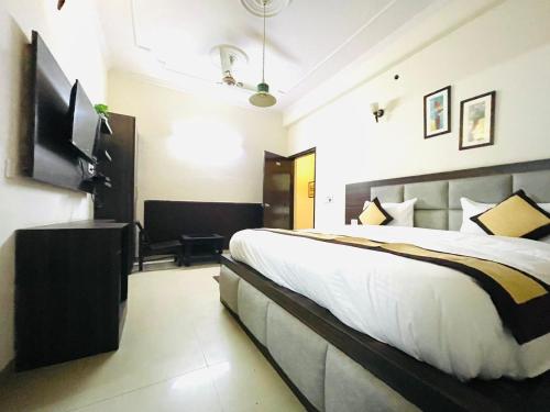 Gulta vai gultas numurā naktsmītnē Hotel Surya inn