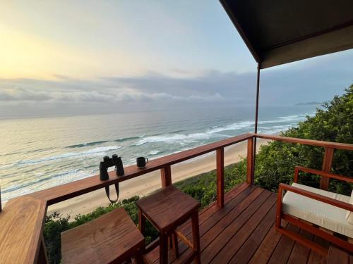 einen Balkon mit Blick auf den Strand in der Unterkunft Sky Island Resort in Ponta Malangane