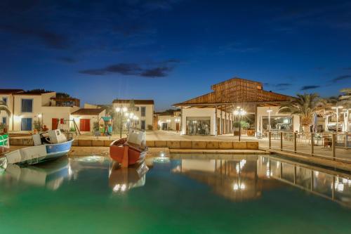 Bazén v ubytování Cambrils Park Resort nebo v jeho okolí