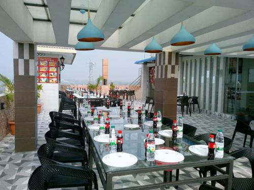 Un restaurant sau alt loc unde se poate mânca la Adarsha Palace Hotel