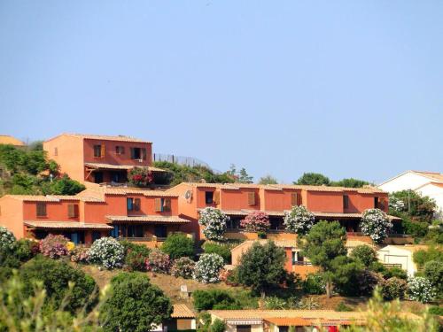 ein Gebäude an der Seite eines Hügels mit Pflanzen in der Unterkunft Résidence Maquis Bella Vista in Propriano