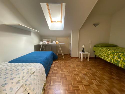 1 Schlafzimmer mit 2 Betten und einem Dachfenster in der Unterkunft La terrazza sul tetto in Porto San Giorgio