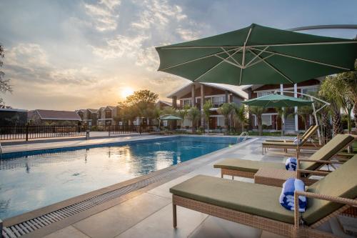 Bazén v ubytování Spree Resort Sariska nebo v jeho okolí