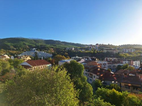 uma vista para uma cidade com edifícios e árvores em The View em Sandanski