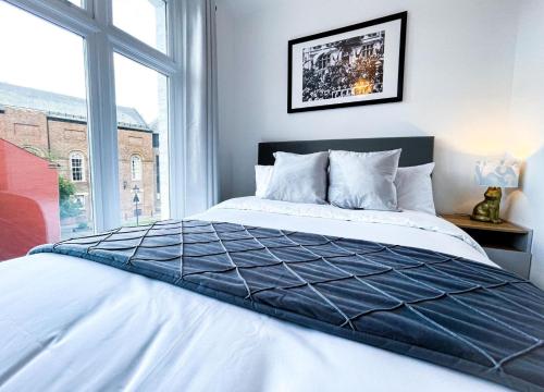 A bed or beds in a room at Juliet Beautiful 1 bedroom, central, modern space.