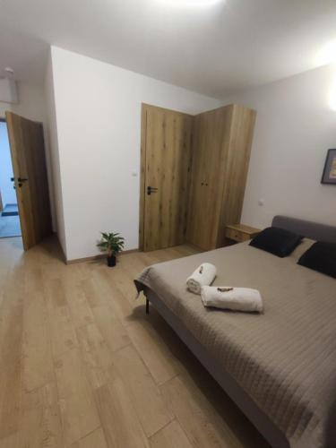 1 dormitorio con 1 cama con 2 toallas en Aquarius Stawy Walczewskiego 8, en Grodzisk Mazowiecki