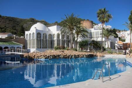 Bonito apartamento con preciosas vistas y piscina