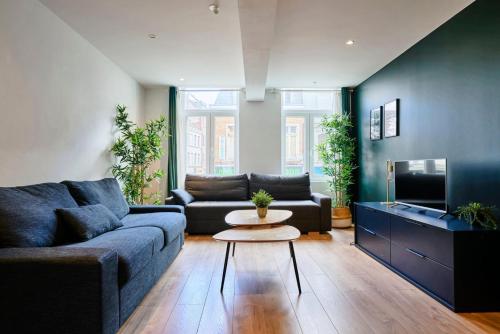 un salon avec un canapé et une table dans l'établissement Lille Centre - Superbe appart. avec terrasse !, à Lille