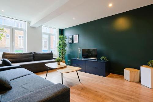un salon avec un canapé et une télévision dans l'établissement Lille Centre - Superbe appart. avec terrasse !, à Lille