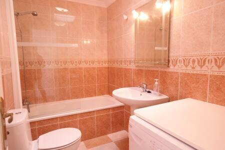 Et badeværelse på Amplio apartamento con piscina cerca de la playa