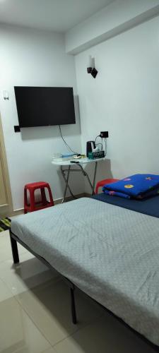 Schlafzimmer mit einem Bett, einem Schreibtisch und einem Computer in der Unterkunft finifenma stay please book if you already in Maldives in Male City