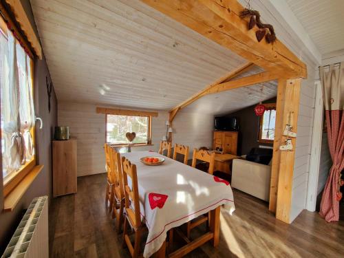 Televízia a/alebo spoločenská miestnosť v ubytovaní Chalet les Jales Jacuzzi et étang !