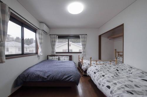 仙石原にある箱根仙石原を大勢で遊びたい &癒されたいのベッドルーム1室(ベッド2台、窓付)