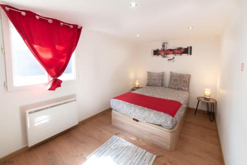 ein Schlafzimmer mit einem Bett mit einem roten Vorhang in der Unterkunft Appartement Gardhenn Stadium LCLD Arena Groupama Lyon in Meyzieu