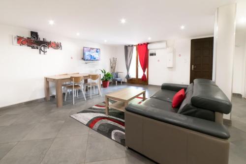 ein Wohnzimmer mit einem Sofa und einem Tisch in der Unterkunft Appartement Gardhenn Stadium LCLD Arena Groupama Lyon in Meyzieu