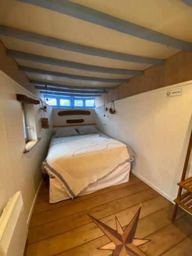La Quille en l'air في كروزون: غرفة صغيرة فيها سرير و نجمة على الأرض