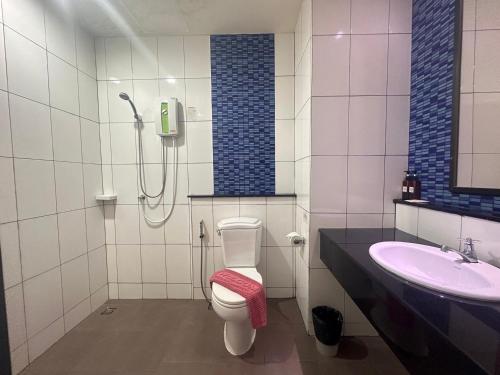 La salle de bains est pourvue d'une douche, de toilettes et d'un lavabo. dans l'établissement I Hotel Khonkaen, à Khon Kaen