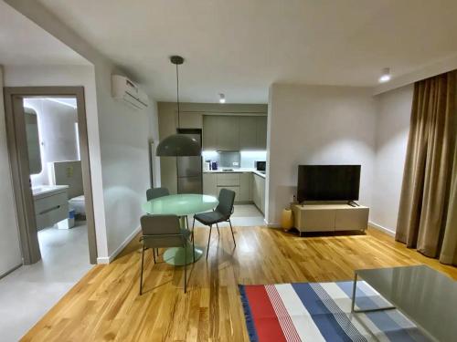 a living room with a table and chairs and a kitchen at BFlatz in Istanbul