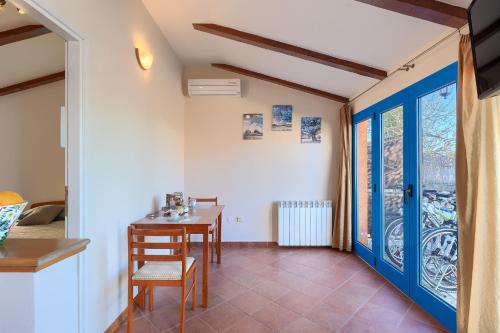 a dining room with a table and chairs and a window at Rustic villa casa Nadalina with pool in Visnjan in Radovani