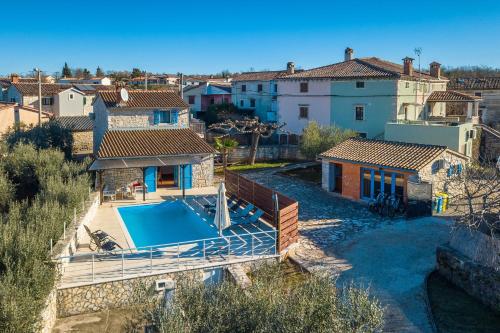 an aerial view of a house with a swimming pool at Rustic villa casa Nadalina with pool in Visnjan in Radovani