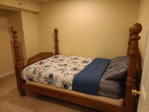 1 dormitorio con 1 cama con edredón de flores en Lady Kay's Place, en Upper Marlboro