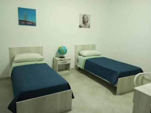 1 dormitorio con 2 camas y un globo en la pared en La Difisola en Lizzano