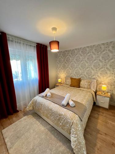 Apartamentos Prestige Málaga Suites IV في مالقة: غرفة نوم بسرير كبير ونافذة