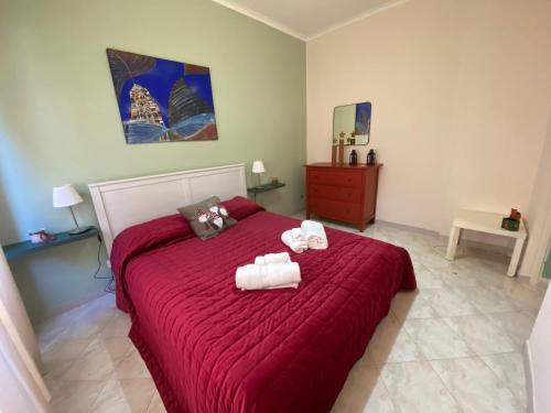 - une chambre avec un lit rouge et 2 serviettes dans l'établissement Urban Rome Musei Vaticani, à Rome