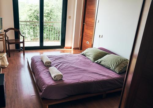 - un lit dans une chambre avec 2 oreillers dans l'établissement CASA FRENTE AL MAR en PANTIN, à La Corogne