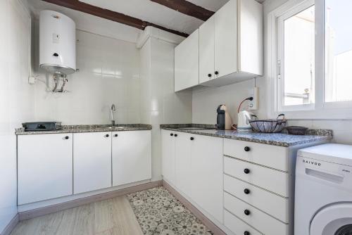 Kuchyňa alebo kuchynka v ubytovaní Bettatur Apartaments Rera Sant Domenech