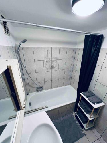 La salle de bains est pourvue d'une baignoire, de toilettes et d'un lavabo. dans l'établissement Appartement net buiten stadskern, à Hasselt