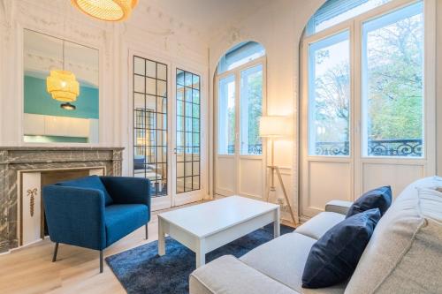 - un salon avec un canapé et une table dans l'établissement 3 bedroom duplex apartment, city center, à Lille