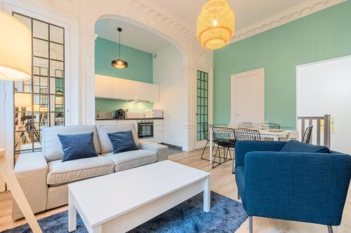 un salon avec un canapé et une table dans l'établissement 3 bedroom duplex apartment, city center, à Lille
