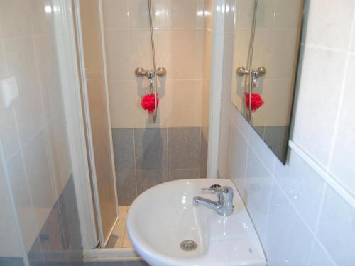 bagno con lavandino e doccia con specchio di Apartamento Llançà, 1 dormitorio, 4 personas - ES-228-34 a Llança