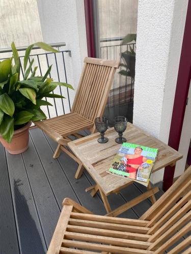 ein Tisch und Stühle auf einer Veranda mit einem Buch darauf in der Unterkunft Downtown No.2 in Bad Soden-Salmünster