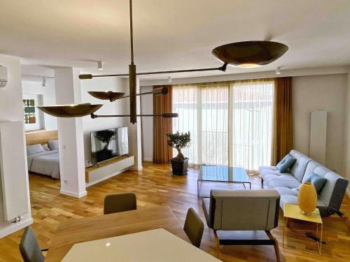 sala de estar con sofá y mesa en B-Suites, en Estambul