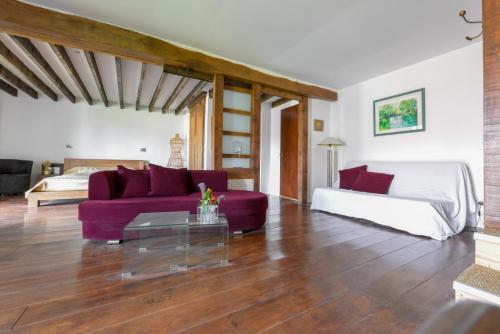 
a living room filled with furniture and a couch at La Ferme Des Impressionnistes in Gasny
