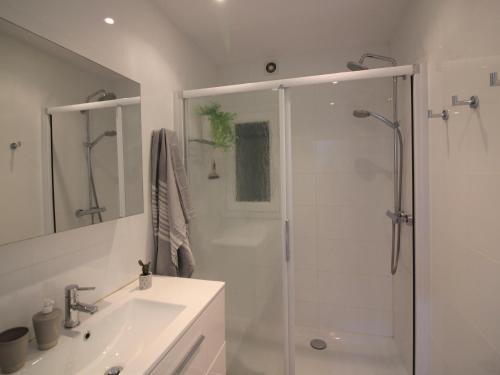 Appartement rénové 2 chambres, 1ère ligne mer, terrasse, parking, à 20m de la plage de Roses
