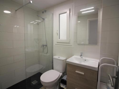 Apartamento Roses, 1 dormitorio, 4 personas - ES-228-110 في روساس: حمام مع مرحاض ومغسلة ودش