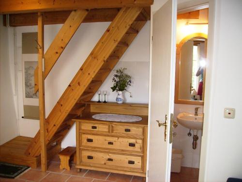 La salle de bains est pourvue d'un lavabo et d'une armoire en bois. dans l'établissement Übernachten in der Kaiserpfalz, à Ingelheim-sur-le-Rhin