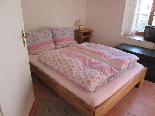 una camera con letto e lenzuola rosa e rosa di Übernachten in der Kaiserpfalz a Ingelheim am Rhein