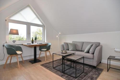 een woonkamer met een bank en een tafel bij Luv & Lee, Whg 11a in Westerland