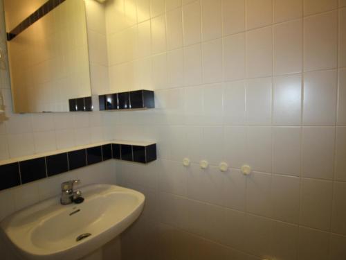 ein weißes Badezimmer mit einem Waschbecken und einem Spiegel in der Unterkunft Apartamento Llançà, 3 dormitorios, 5 personas - ES-228-154 in Llança