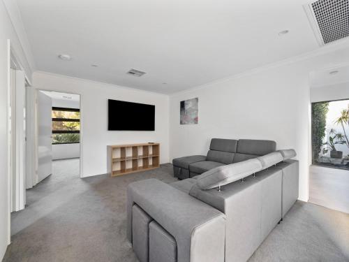 Televisyen dan/atau pusat hiburan di Mariners Cove Luxury Canal Home