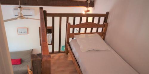 een kleine slaapkamer met een stapelbed en een trap bij Résidence Cap Azur Maison N° 6 in Villeneuve-Loubet